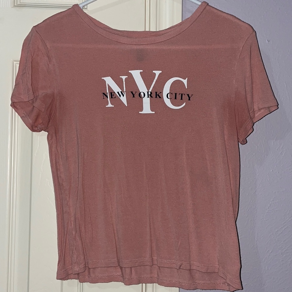 H&M tee-shirt. new york logo. baby pink.